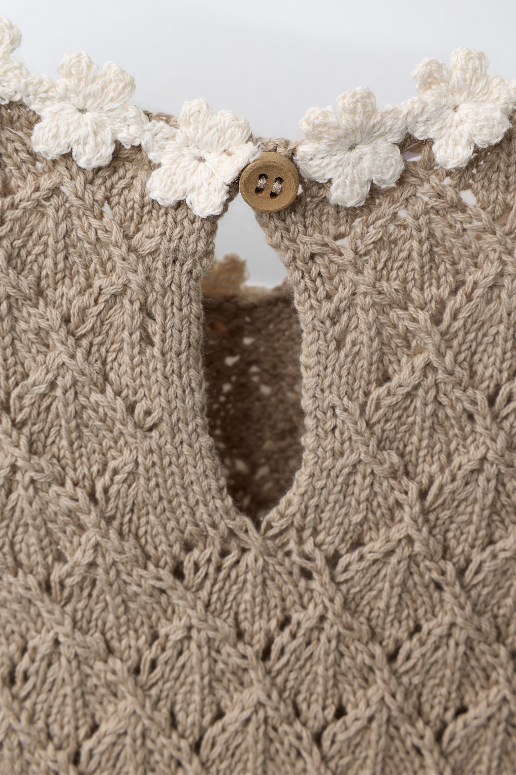 TOP EN MAILLE À FLEURS ET CROCHET